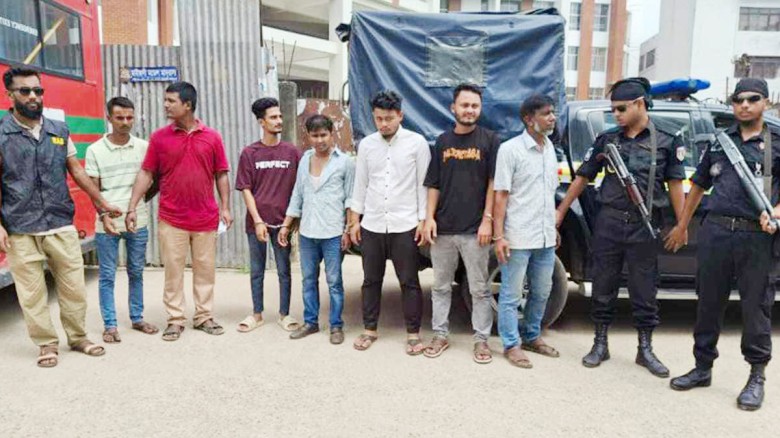 নোয়াখালী জেনারেল হাসপাতালে ৭ দালালকে বিভিন্ন মেয়া...