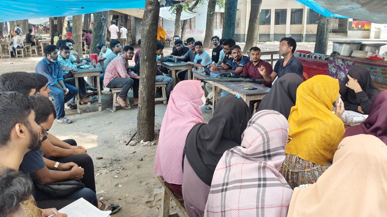 কর্মবিরতি উপেক্ষা করে গাছতলায় ক্লাস নিলেন রাবি শিক...