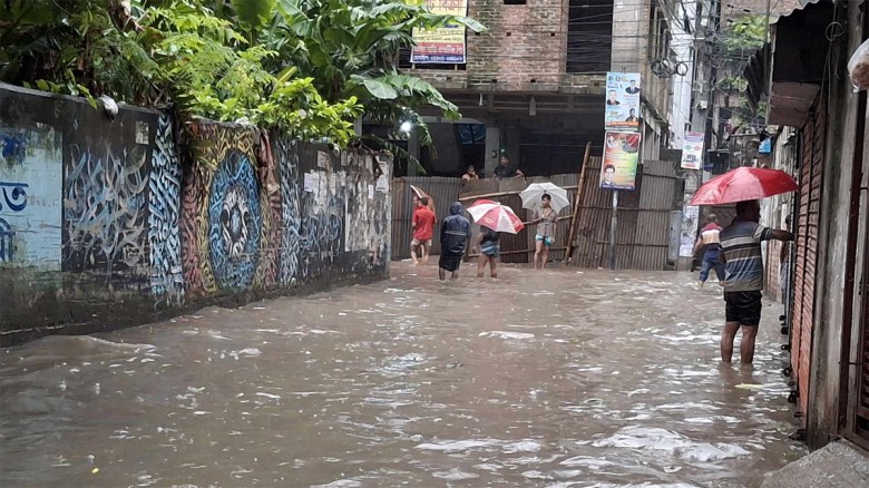 রাতভর বৃষ্টিতে নাকাল রাজধানীবাসী, জলাবদ্ধতা-ভোগান্...