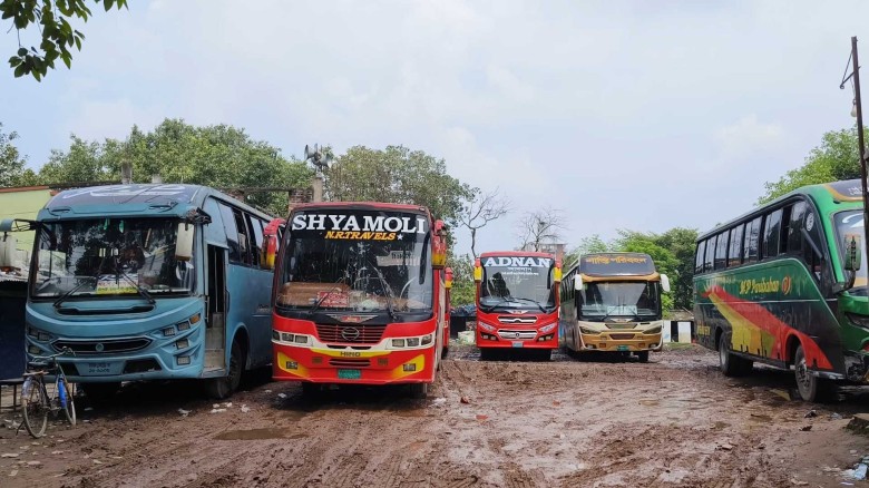 চালক-হেলপারদের মানবেতর জীবন, চাঁপাইনবাবগঞ্জ-ঢাকা রুটে বাস চলাচল বন্ধ