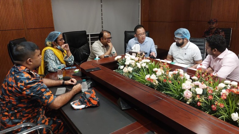 আহত ফায়ার ফাইটারদের চিকিৎসায় ঢাকায় এসে পৌঁছেছেন ...