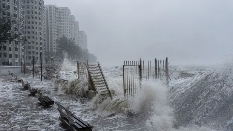 হংকংয়ে তাণ্ডব চালিয়েছে বছরের সবচেয়ে শক্তিশালী টাই...