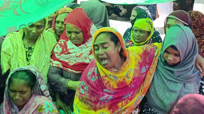 বাবা-মায়ের মাঝে ঘুমিয়ে থাকা শিশুর সাপের কামড়ে মৃত্...
