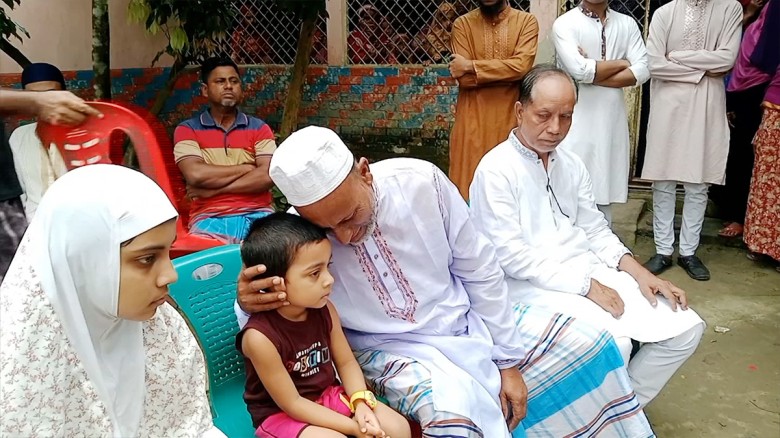 ফায়ার ফাইটার নুরুল হুদাকে পারিবারিক কবরস্থানে দাফন...