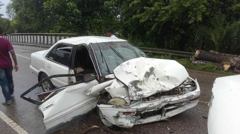 প্রাইভেট কার-মাইক্রোবাসের মুখোমুখি সংঘর্ষে ব্যবসায়...