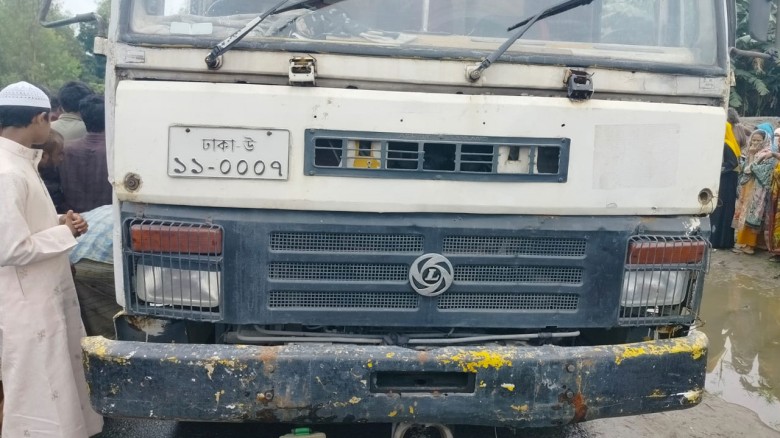 কাভার্ডভ্যানের ধাক্কায় প্রাণ গেল স্বামীর, স্ত্রী আহত