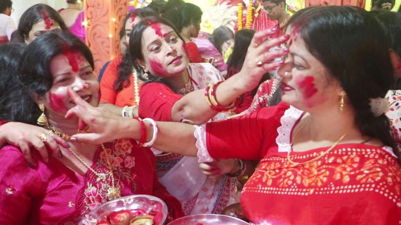 দশমীতে সিঁদুর খেলায় মাতলেন নারীরা...