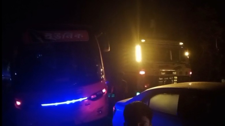 মাদারীপুরে যাত্রীবাহী বাস ও ট্রাকের মুখোমুখি সংঘর্...
