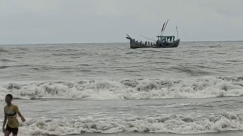 কুয়াকাটা সৈকতে ভেসে এলো অজ্ঞাত ব্যক্তির লাশ...