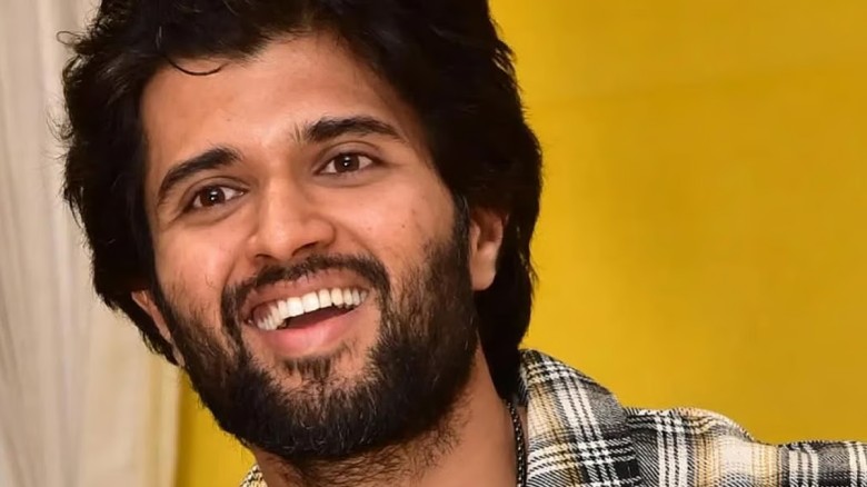 সড়ক দুর্ঘটনার শিকার বিজয় দেবরাকোণ্ডা