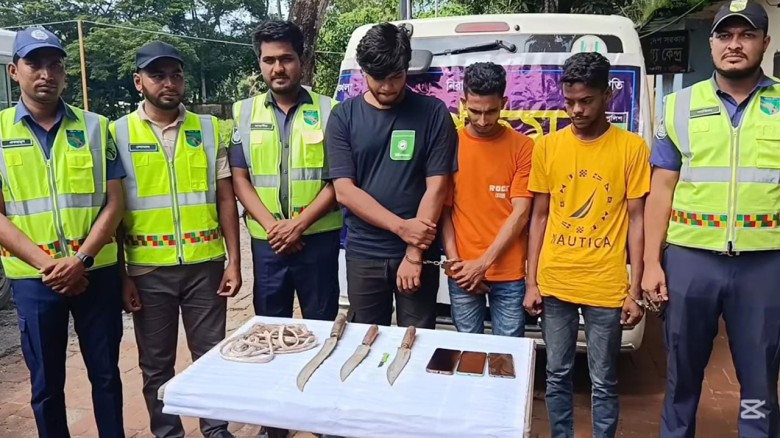 অ্যাম্বুলেন্সে লুকানো ছিল ডাকাতির সরঞ্জাম, আটক ৩...