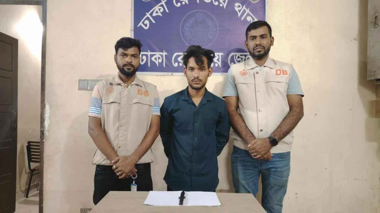ট্রেনের ছাদে ছিনতাই : ঢাকা রেলওয়ে ডিবি পুলিশের অভিযানে গ্রেপ্তার