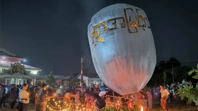 মিয়ানমারে বৌদ্ধদের উৎসবে প্যারাগ্লাইডার থেকে ফেলা...