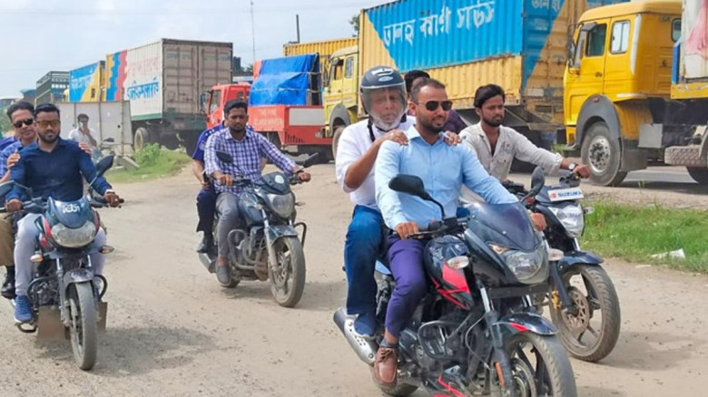 মোটরসাইকেলে চেপে সড়কের অবস্থা দেখছেন ফওজুল কবির খান