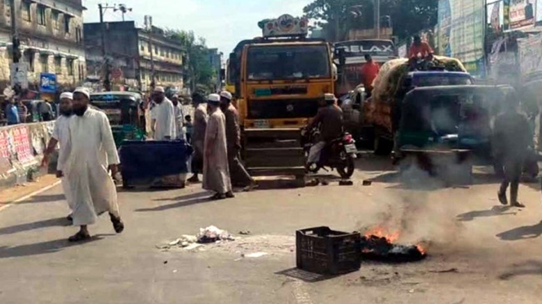 বাসচাপায় হেফাজত নেতার মৃত্যু, চট্টগ্রামে সড়ক অবরো...