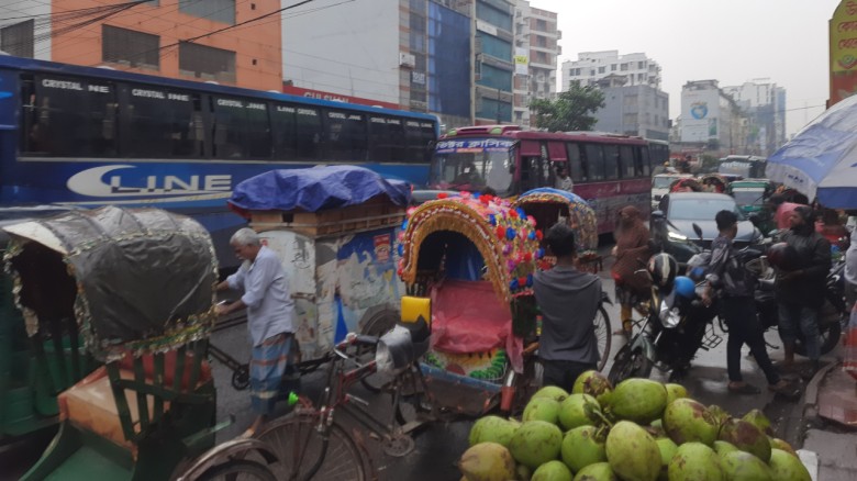 আশ্বিনের বৃষ্টিতে রাজধানীতে ভোগান্তি...