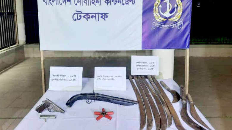 টেকনাফে নৌবাহিনীর অভিযান, আগ্নেয়াস্ত্র ও গোলাবারুদ উদ্ধার