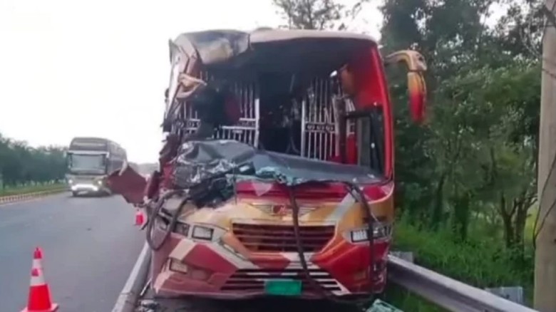 মাদারীপুরে ত্রিমুখী সংঘর্ষে চালকের প্রাণহানি, আহত ...