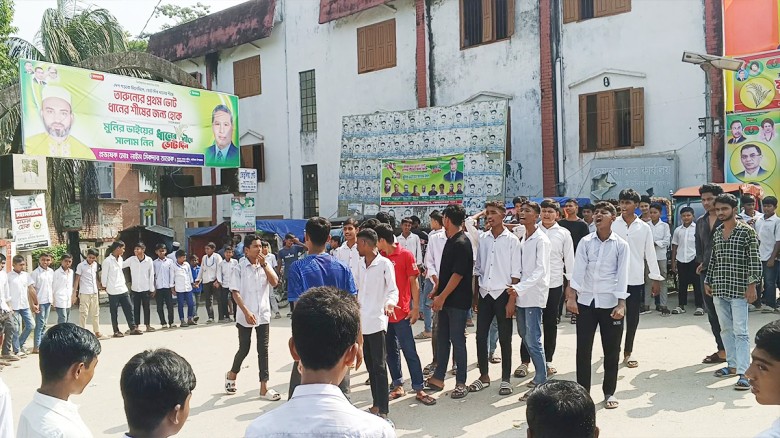 বাউফলে যৌন হয়রানির অভিযোগে শিক্ষার্থীদের বিক্ষোভ...