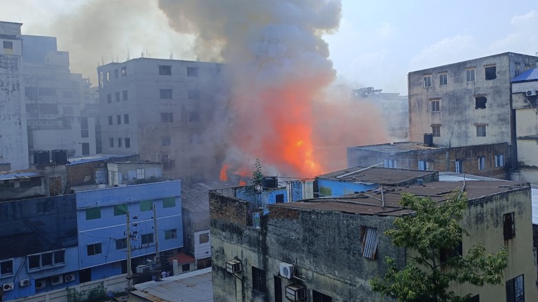 মিরপুরে পোশাক কারখানা ও কেমিক্যাল গোডাউনে আগুন...