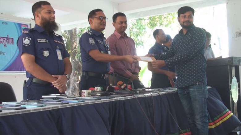 সাতক্ষীরায় ১০৮টি হারানো মোবাইল উদ্ধার করল পুলিশ