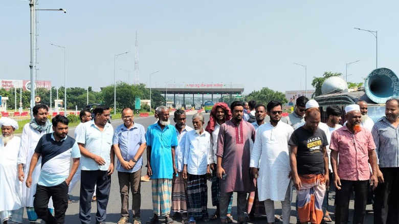 পদ্মা সেতুর জাজিরা প্রান্তের টোল প্লাজার সামনে সড়ক অবরোধ