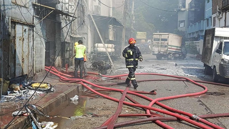 ৭২ ঘণ্টা পেরিয়ে গেলেও এখনও বের হচ্ছে ধোয়া ও বিষাক্...