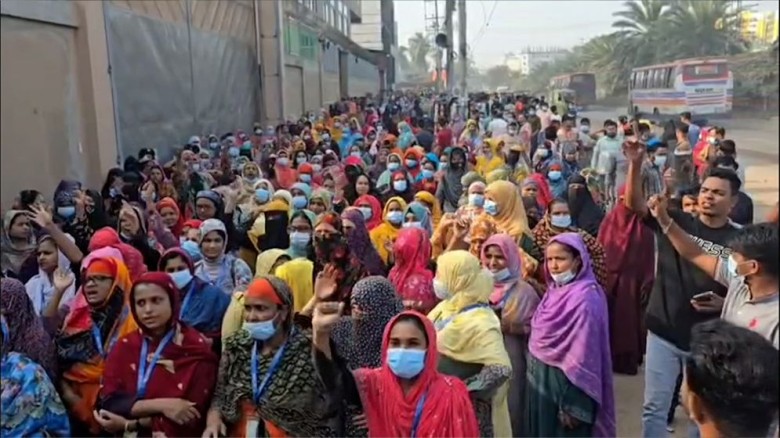 আশুলিয়ায় প্রসূতি শ্রমিকের মৃত্যুর ঘটনায় আজও বিক্ষো...