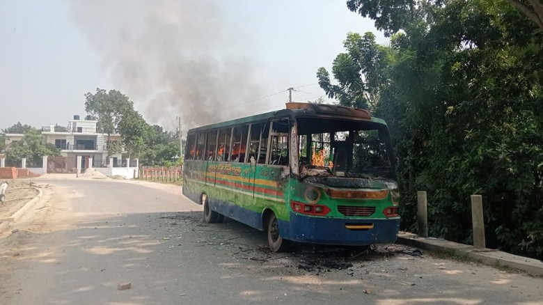 টাঙ্গাইলে বাসচাপায় স্কুলছাত্রী নিহত, বাসে অগ্নিসংযোগ