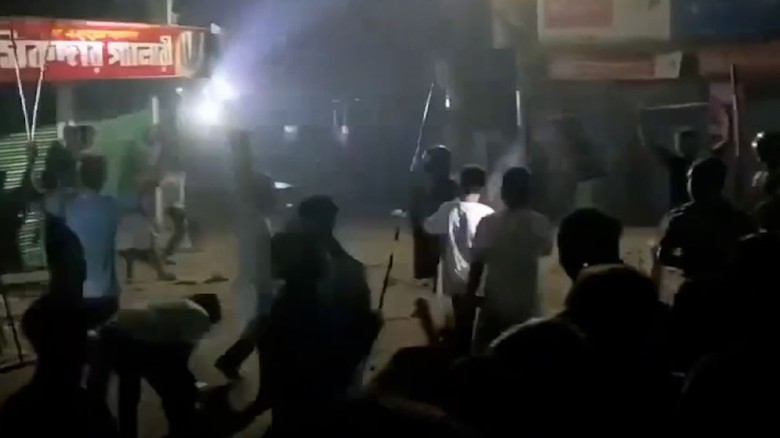 ব্রাহ্মণবাড়িয়ায় পুকুরে গোসল করা নিয়ে রাতে টর্চ জ্ব...