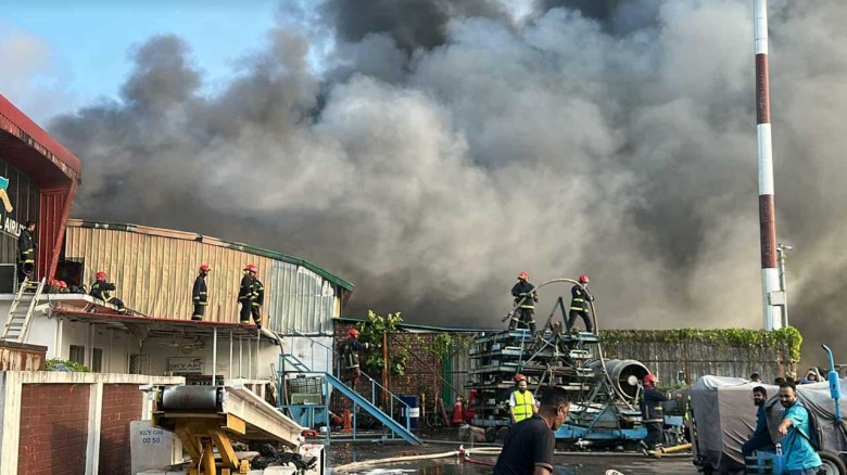 শাহজালালের কার্গো ভিলেজে আগুন