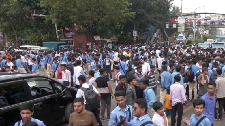 ৫ দাবিতে ফার্মগেট সড়ক অবরোধ শিক্ষার্থীদের