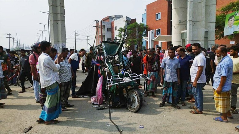 জামালপুরে কার্ভাডভ্যান চাপায় ইজিবাইকের তিন যাত্রী নিহত, আহত ৫