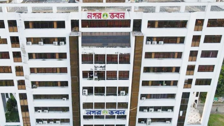 বেতন বৃদ্ধির দাবিতে নগর ভবনের সামনে বিক্ষোভ রাসিক ...