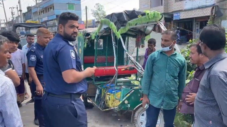 টাঙ্গাইলে বাসচাপায় অটোরিকশা চালক ও যাত্রী নিহত