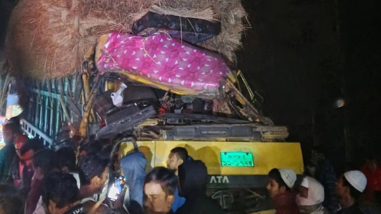 ঝিনাইদহে দুই ট্রাকের মুখোমুখি সংঘর্ষে এক