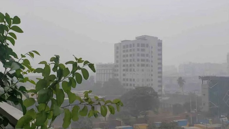 রাজধানীতে কুয়াশা মোড়ানো সকাল, পরিবর্তন আসবে না তাপ...