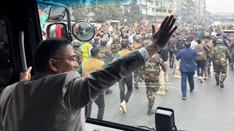 কড়া নিরাপত্তায় বিমানবন্দর ত্যাগ, সংবর্ধনাস্থলে যাচ...