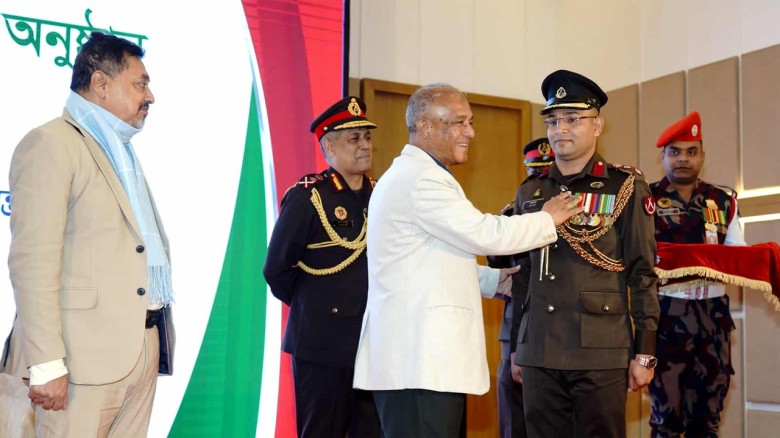 কৃতিত্বপূর্ণ কাজের স্বীকৃতিস্বরূপ পদক পেলেন ৭২ বিজ...
