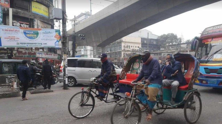 দুপুরেও কুয়াশার অন্ধকারে ঢাকা রাজধানী...