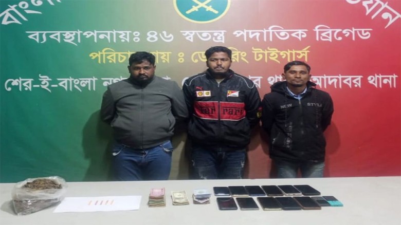 এ সময় তাদের কাছ থেকে মাদক, নগদ অর্থ, বিদেশি মুদ্রা ও ছিনতাইকৃত স্মার্টফোন উদ্ধার করা হয়।