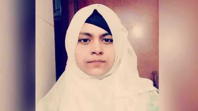 রাজধানীর বনশ্রীতে স্কুলছাত্রী ফাতেমা আক্তার লিলি (১৭) হত্যাকাণ্ডের ঘটনায় সন্দেহভাজন হোটেল কর্মী মিলনকে আটক করেছে র‌্যাপিড অ্যাকশন ব্যাটালিয়ন (র‌্যাব)।
