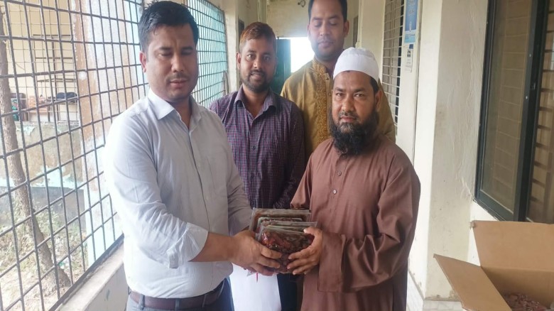 লাখাইয়ে ১৬ কার্টুন খেজুর ২৬ মাদ্রাসায় বিতরণ।