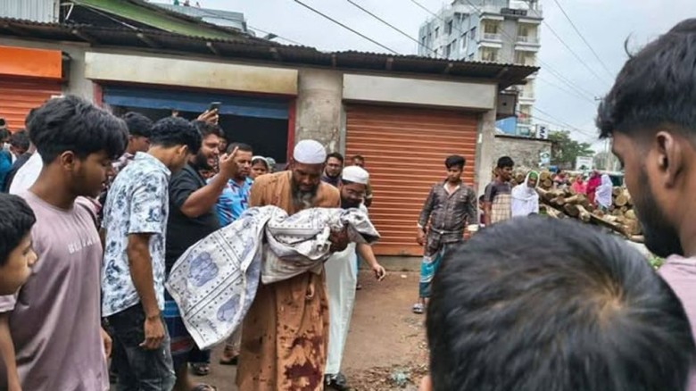 কুমিল্লায় মাদরাসায় যাবার পথে শিক্ষক বাবার মোটরসাইক...
