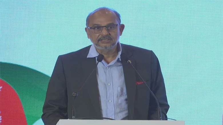 বেড়েছে দরিদ্র মানুষের সংখ্যাও। মূল্যস্ফীতির কারণে সমাজে ভাঙন ধরেছে।
