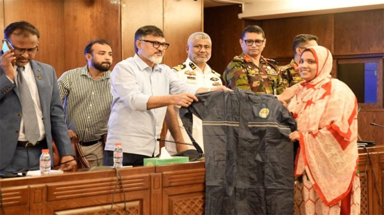 পরিচ্ছন্নতাকর্মীদের রেইনকোট দিলো ডিএনসিসি...