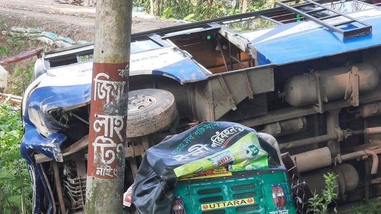 বাসের ধাক্কায় একই পরিবারের তিনজনসহ নিহত ৫...