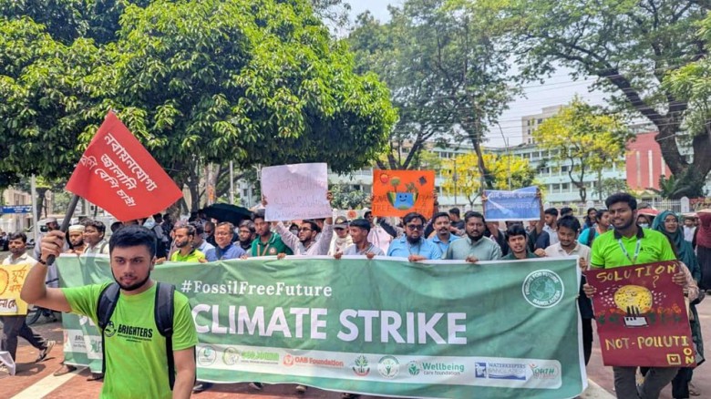 অতিরিক্ত জীবাশ্ম জ্বালানি ব্যবহারের কারণে বাড়ছে পরিবেশ দূষণ।