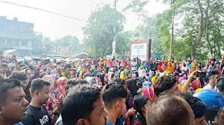 ঈশ্বরদী ইপিজেডে শ্রমিকদের বিক্ষোভ...