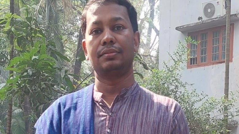 গান গেয়ে ফেসবুক তোলপাড় করে দিয়েছেন ঢাবি অধ্যাপক